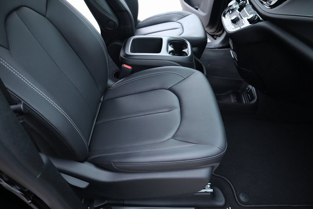 New 2026 Chrysler Pacifica Select FWD image 14