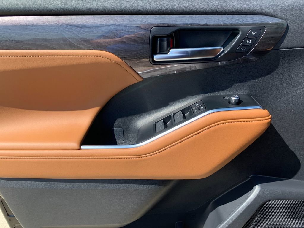 New 2026 Toyota Highlander Platinum AWD/4WD image 11