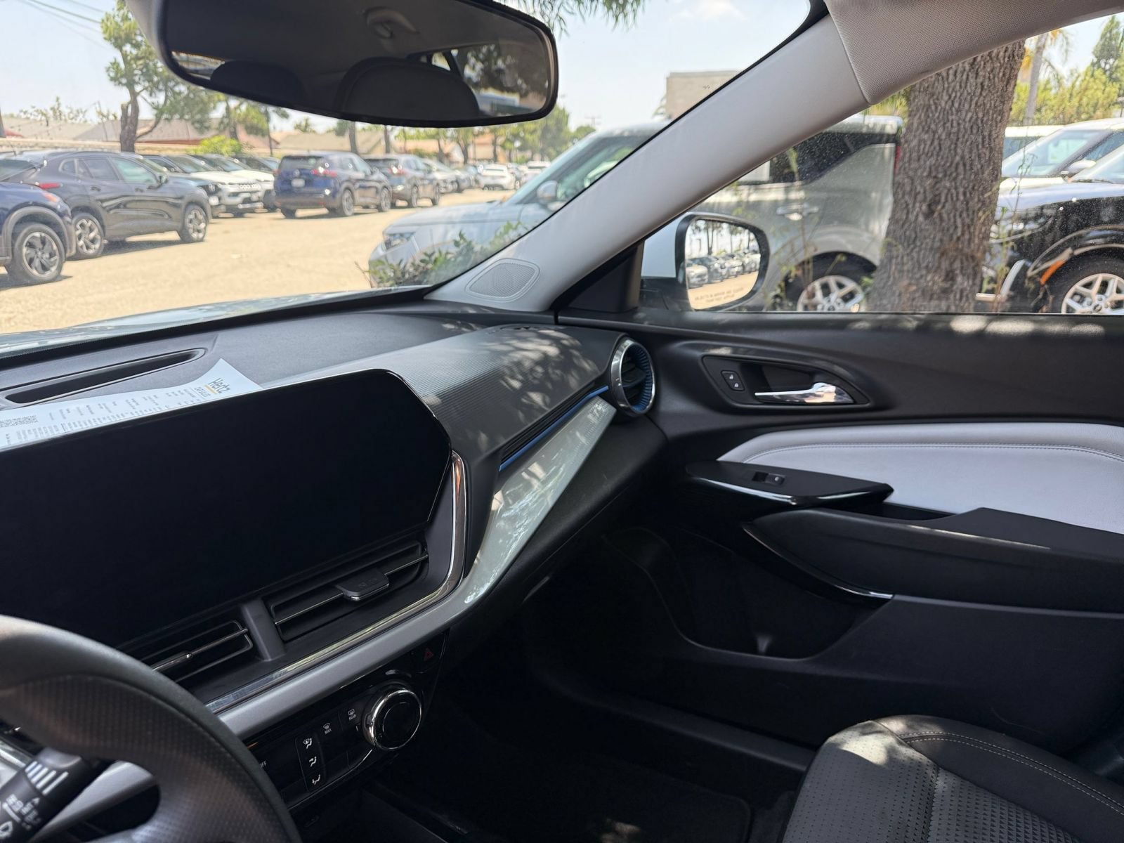 Used 2025 Chevrolet Trax LT FWD image 31