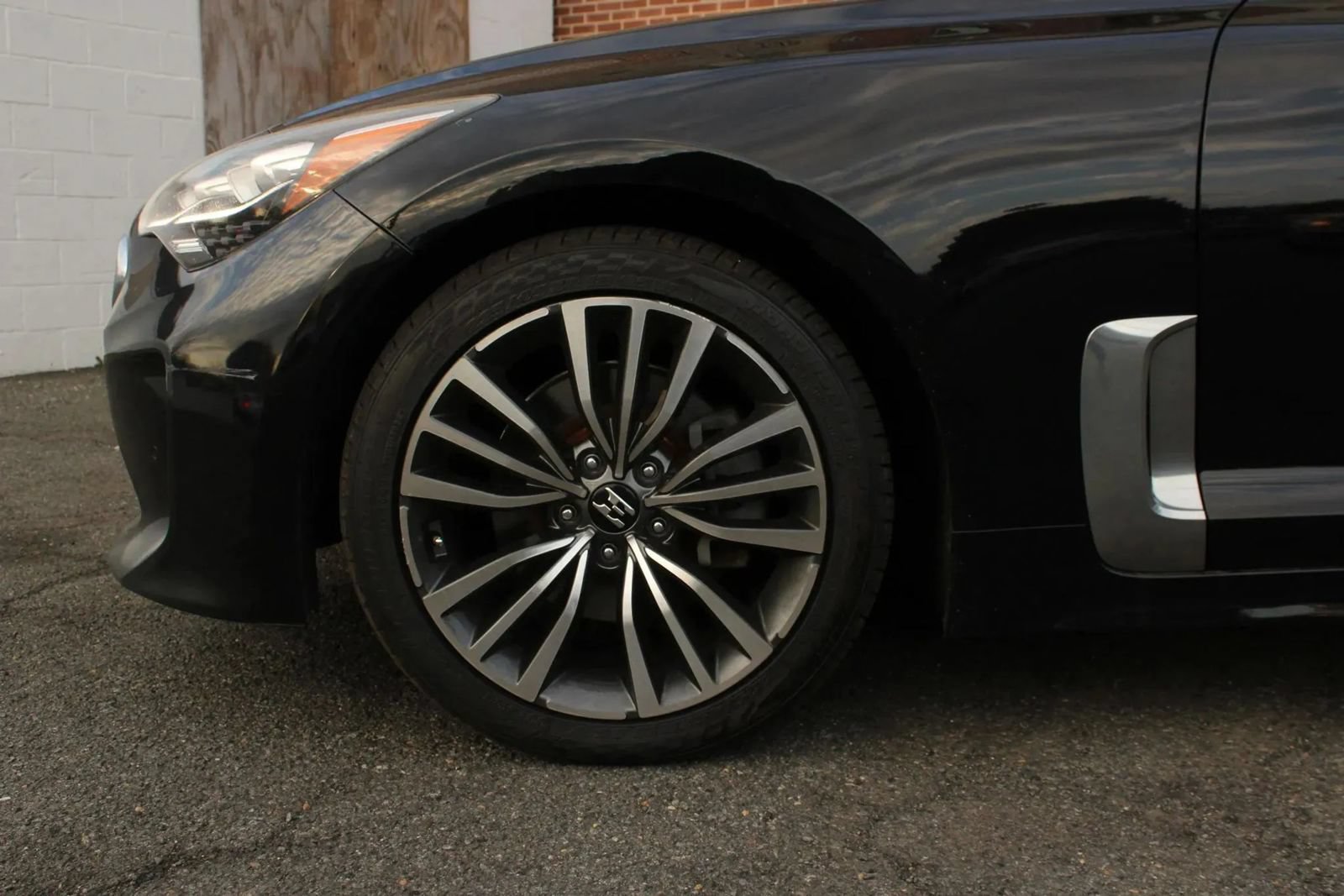 Used 2018 Kia Stinger Premium RWD image 3
