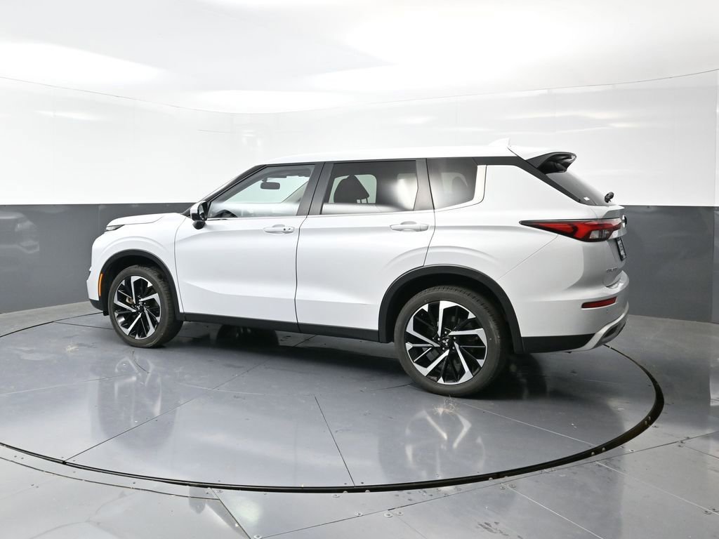 Used 2024 Mitsubishi Outlander SE image 11