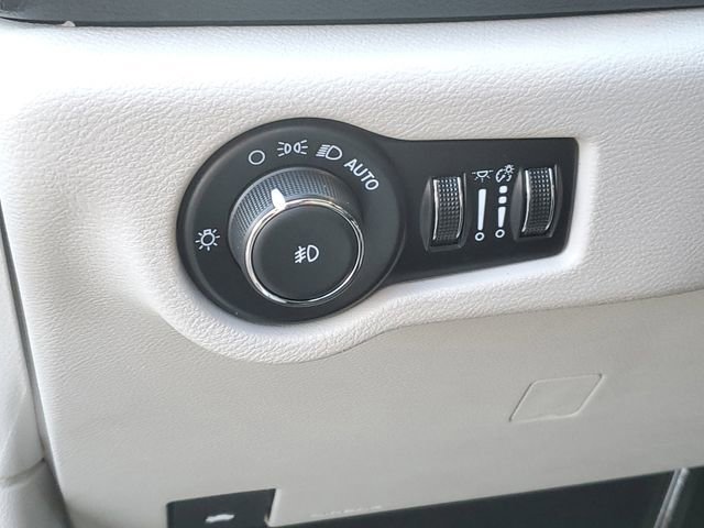 Used 2024 Chrysler Pacifica Touring-L image 14