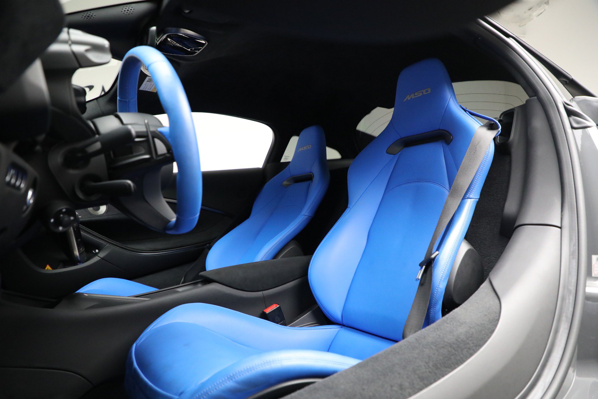 Used 2023 McLaren Artura RWD image 21
