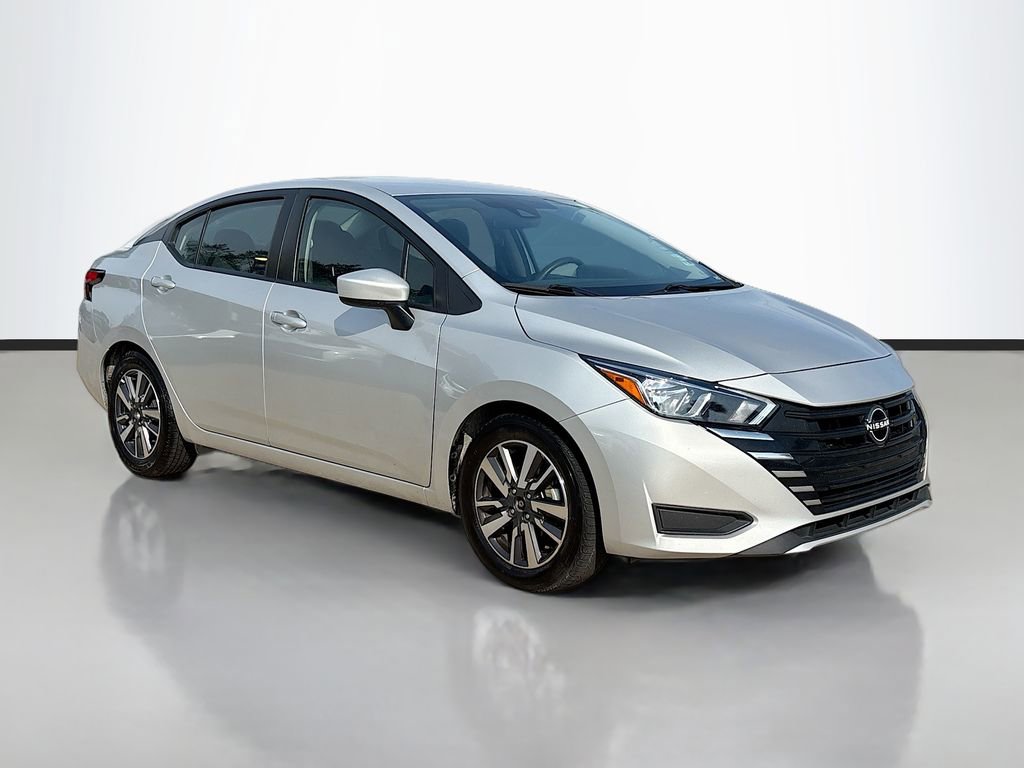 Used 2023 Nissan Versa SV image 3