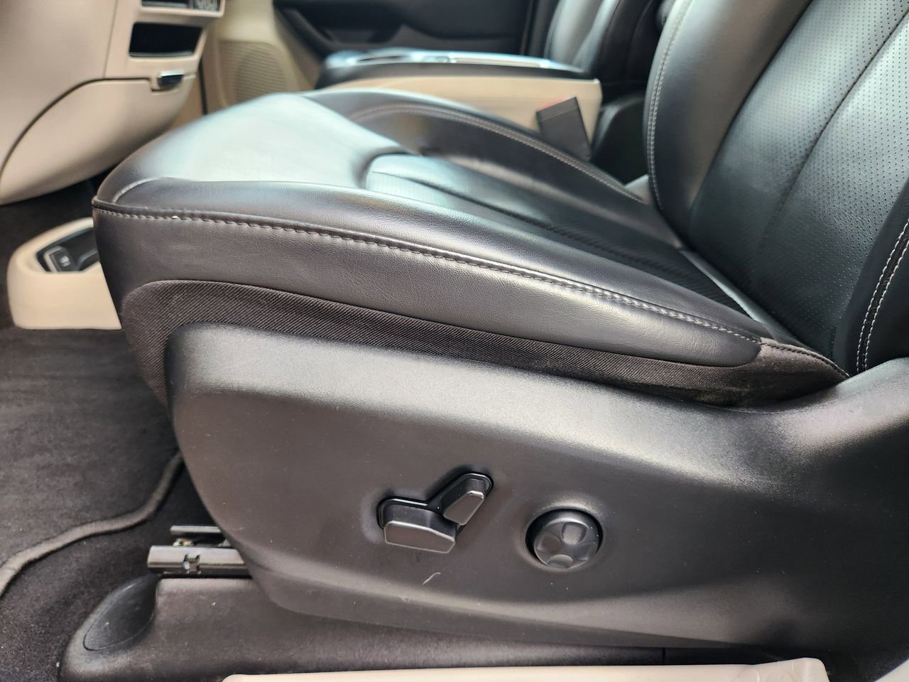 Used 2023 Chrysler Pacifica Touring-L FWD image 23