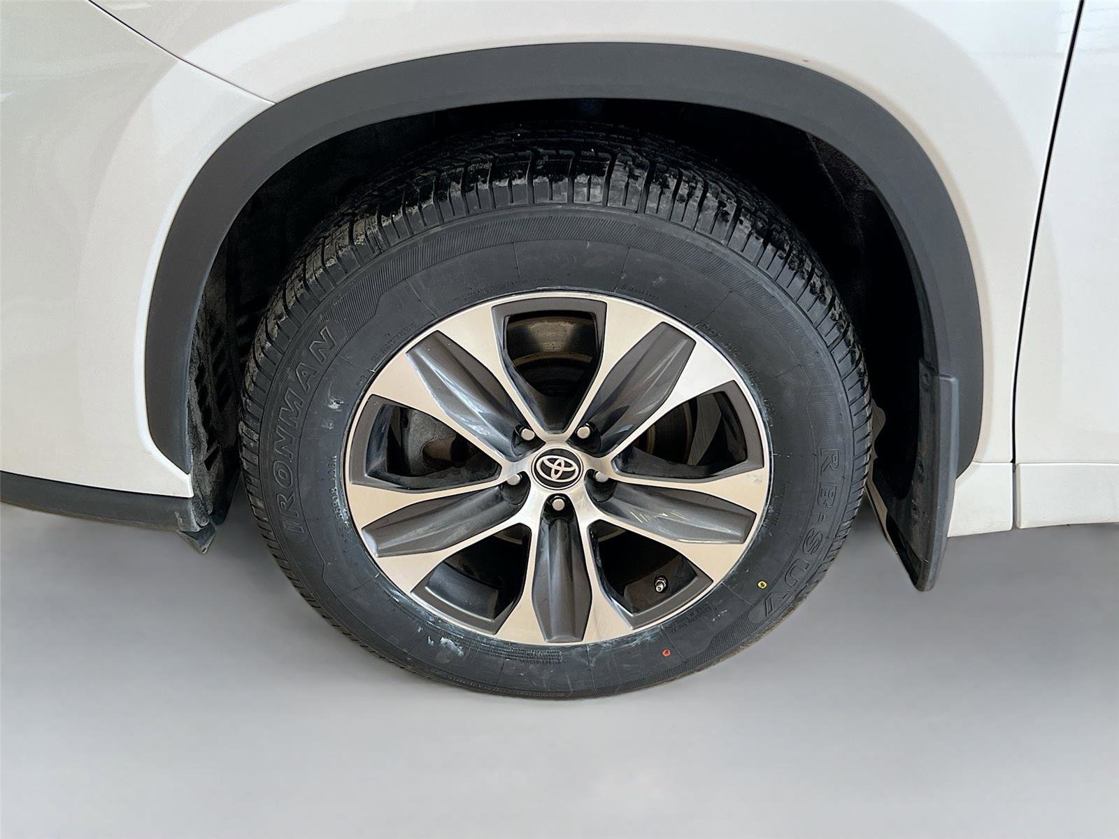 Used 2024 Toyota Highlander XLE image 38