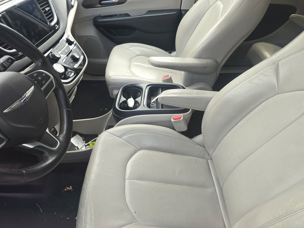 Used 2017 Chrysler Pacifica Touring-L w/ Tire & Wheel Group image 8