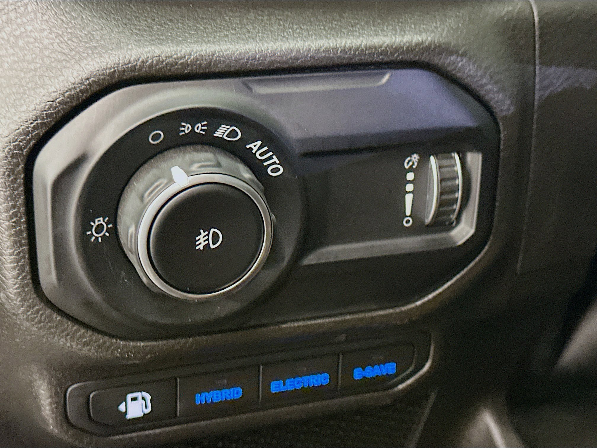 Used 2023 Jeep Wrangler Unlimited Sahara AWD/4WD image 17