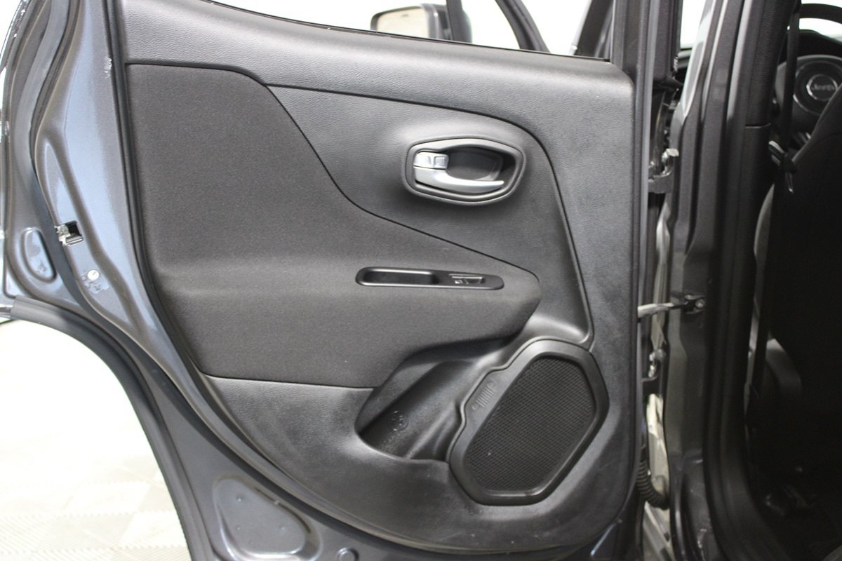 Used 2019 Jeep Renegade Latitude w/ Popular Equipment Group FWD image 14