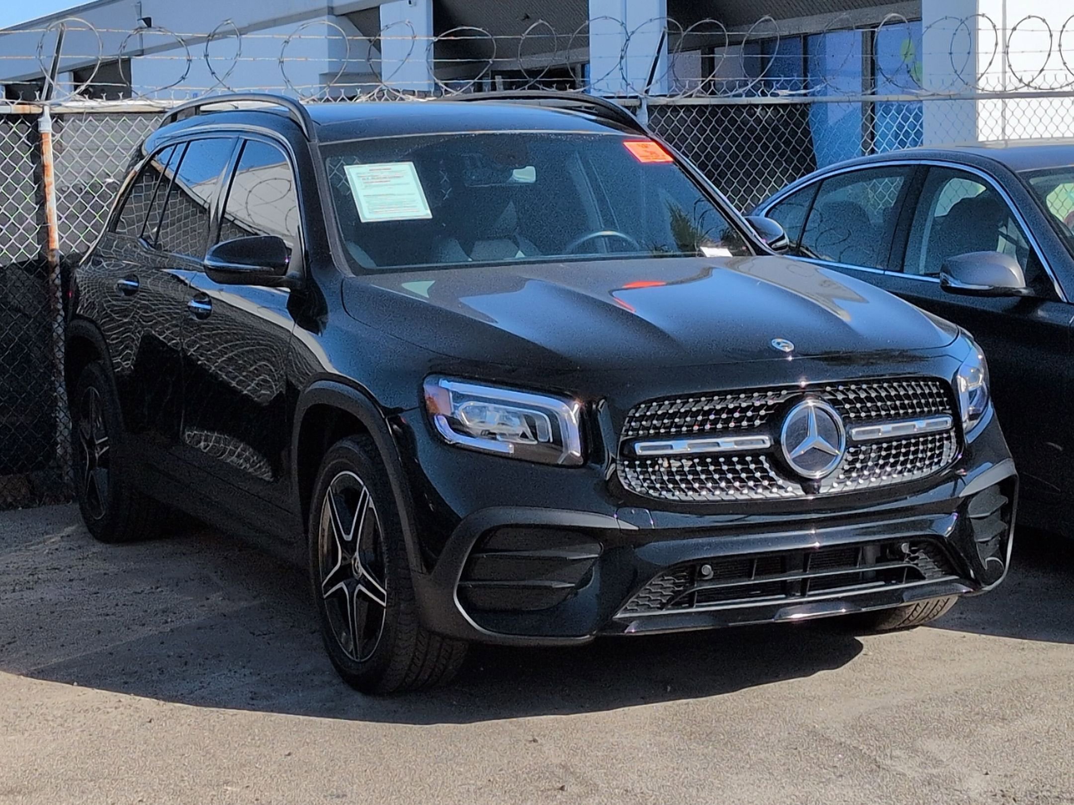 Used 2023 Mercedes-Benz GLB 250 image 2