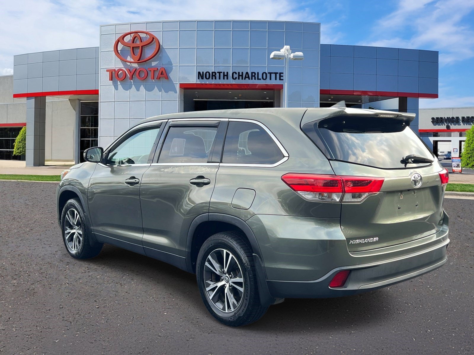 Used 2019 Toyota Highlander Plus FWD image 4