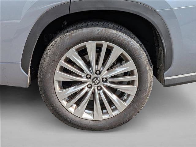 Used 2023 Toyota Highlander Platinum video 3