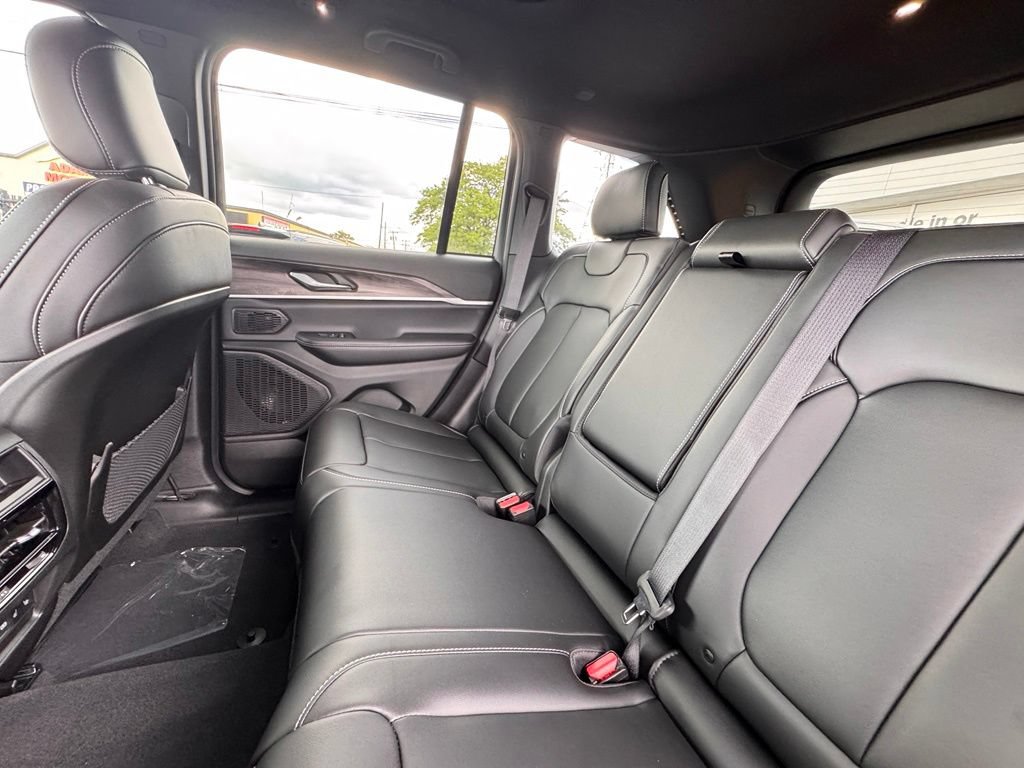 New 2026 Jeep Grand Cherokee Limited w/ Limited Altitude Package AWD/4WD image 16