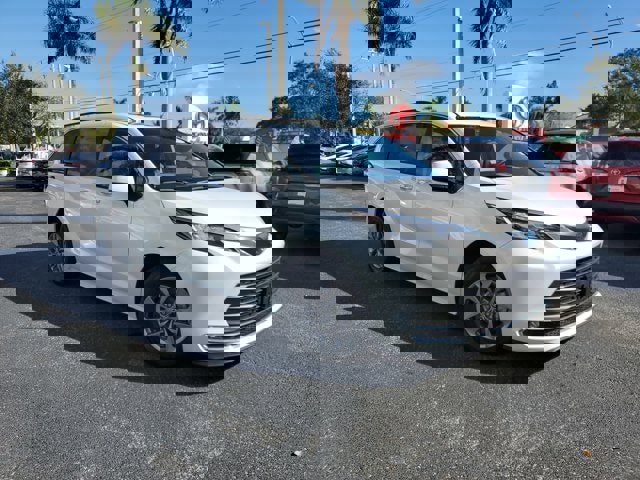 Used 2023 Toyota Sienna XLE image 28