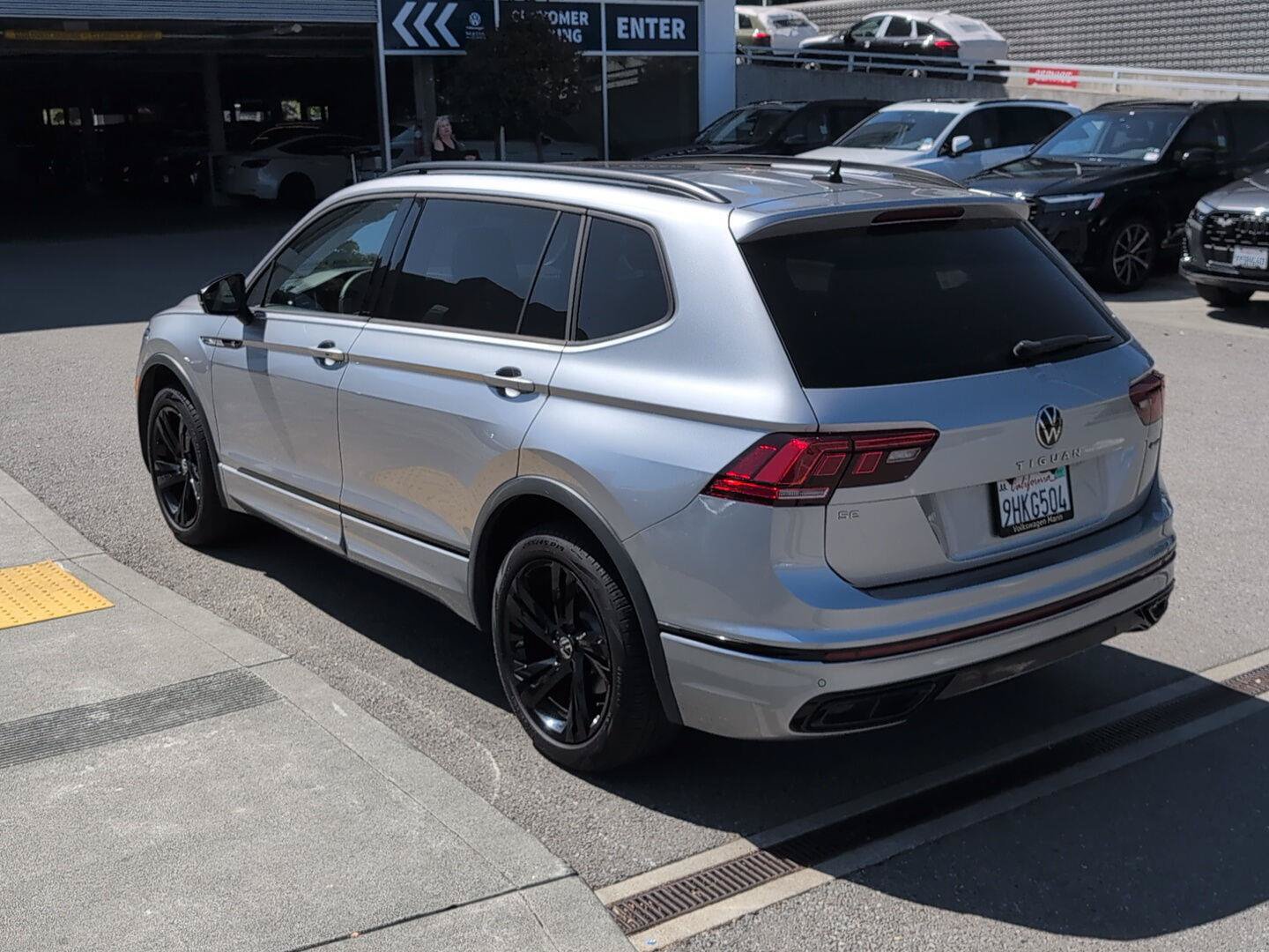 Used 2023 Volkswagen Tiguan SE R-Line AWD/4WD image 17