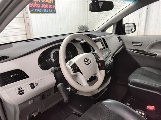 Used 2014 Toyota Sienna SE FWD image 11