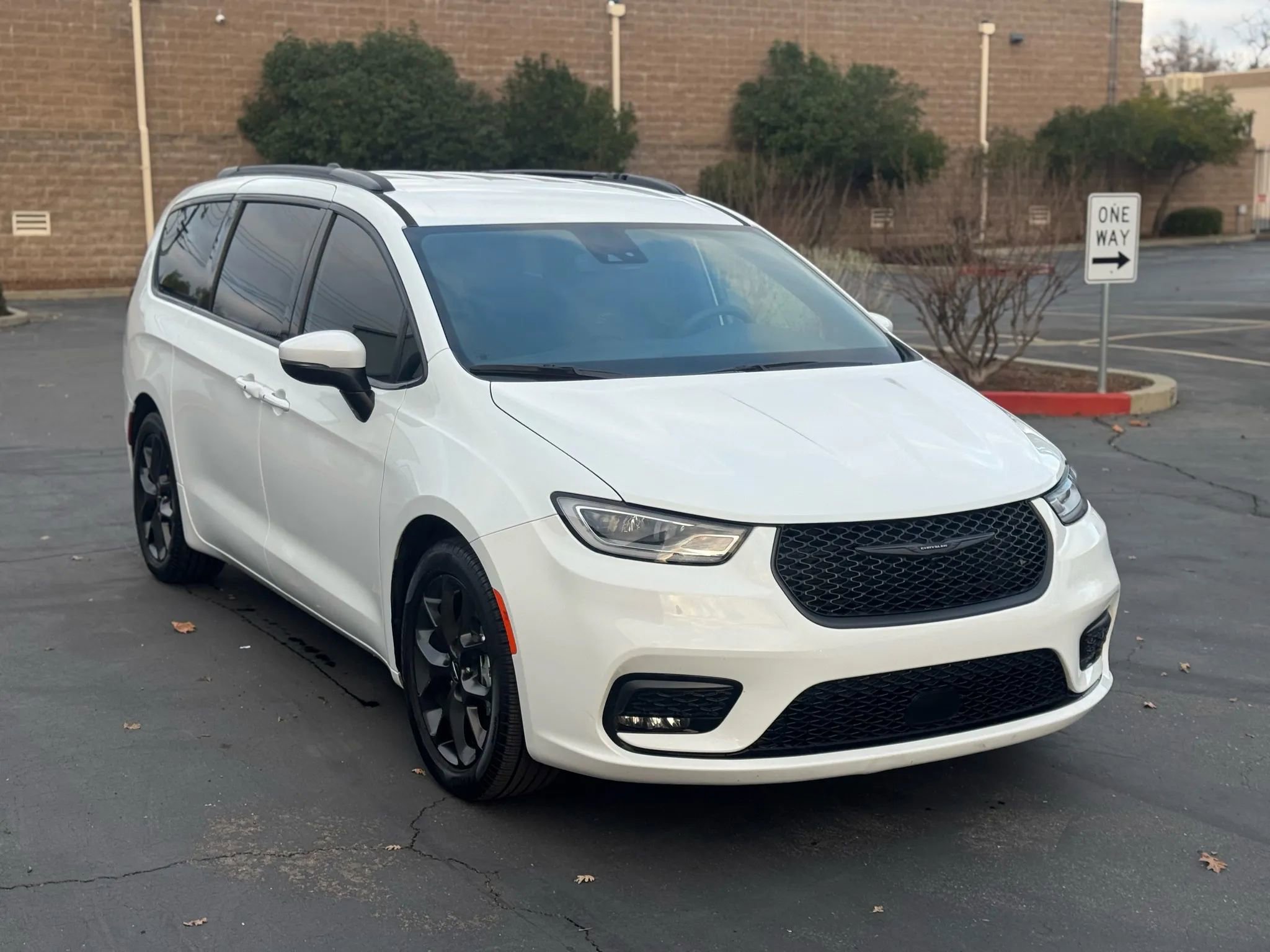 Used 2023 Chrysler Pacifica Touring-L w/ S Appearance Package image 8