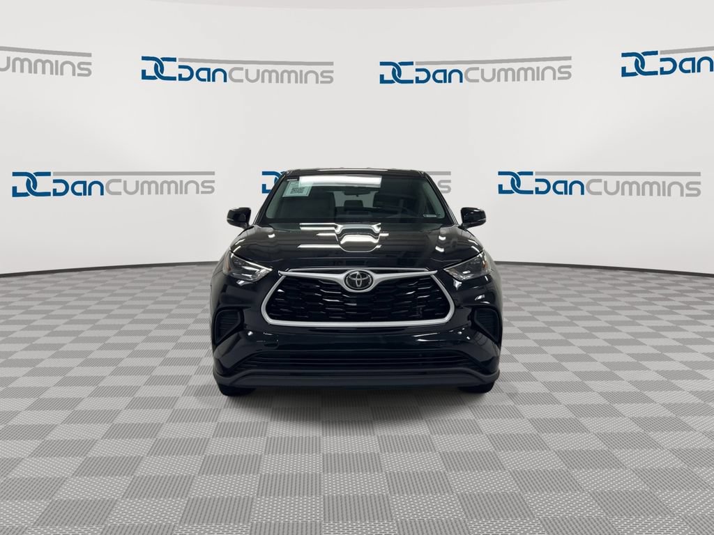 Used 2022 Toyota Highlander L FWD image 3
