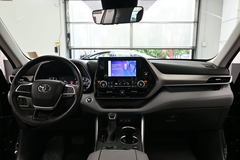 Used 2023 Toyota Highlander XLE AWD/4WD image 19