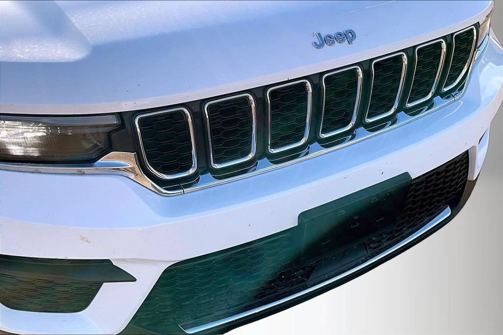 Used 2023 Jeep Grand Cherokee Laredo AWD/4WD image 30