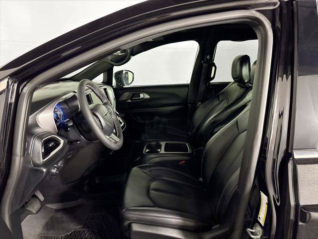 Certified 2025 Chrysler Pacifica Select AWD/4WD image 12