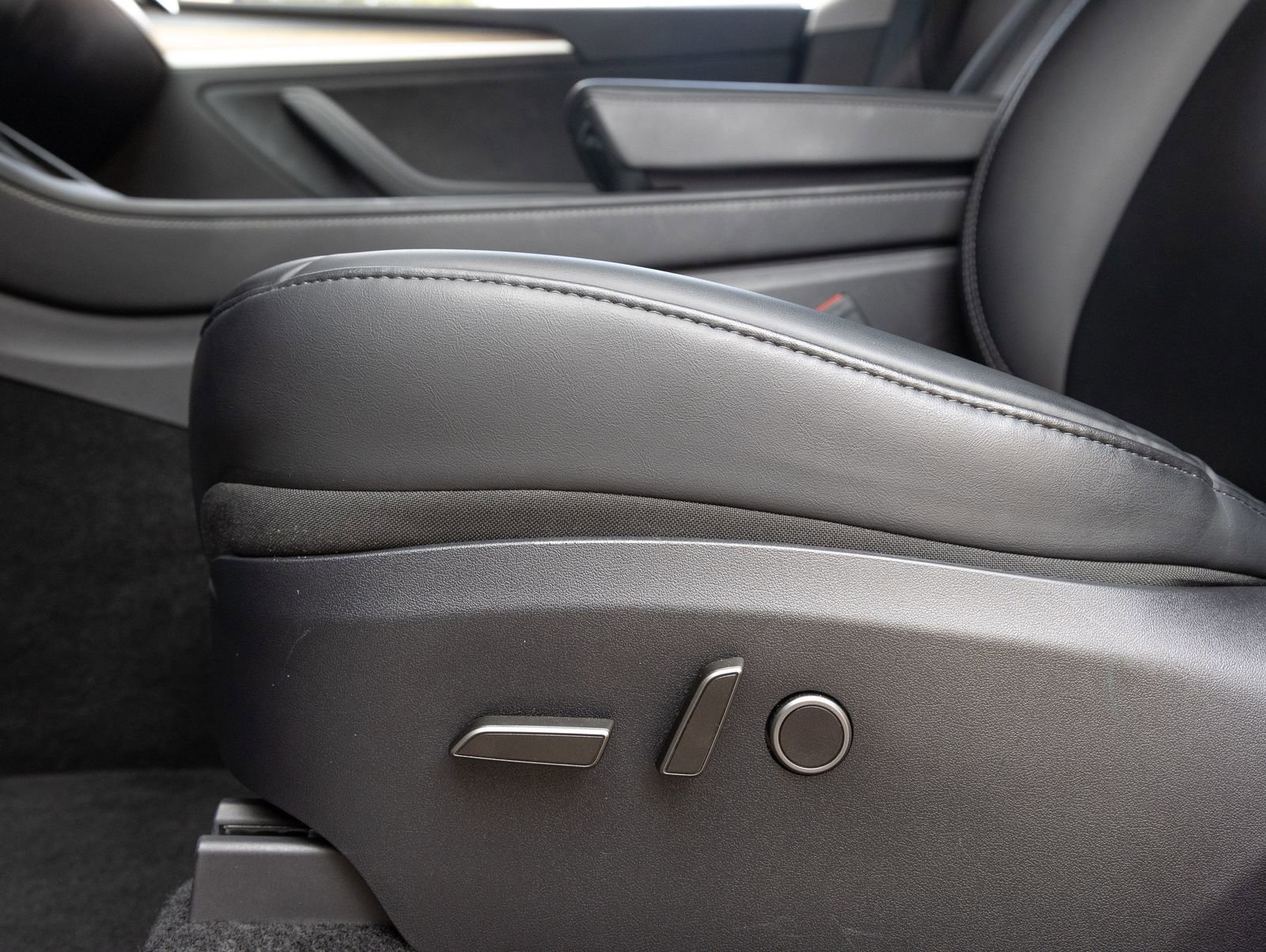 Used 2024 Tesla Model Y 2WD image 19