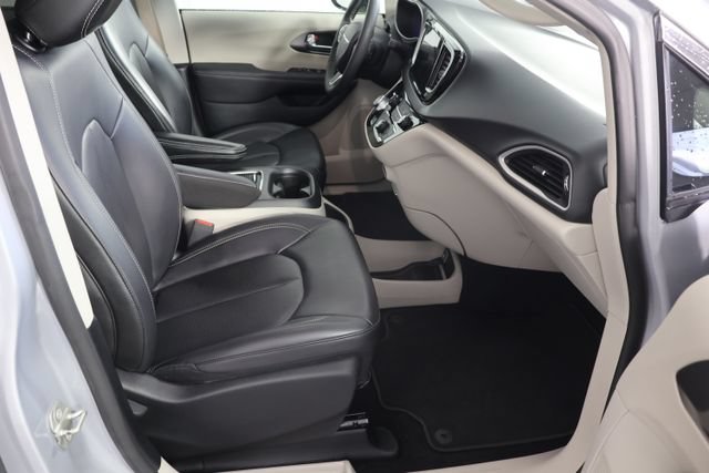 Used 2023 Chrysler Pacifica Touring-L FWD image 24
