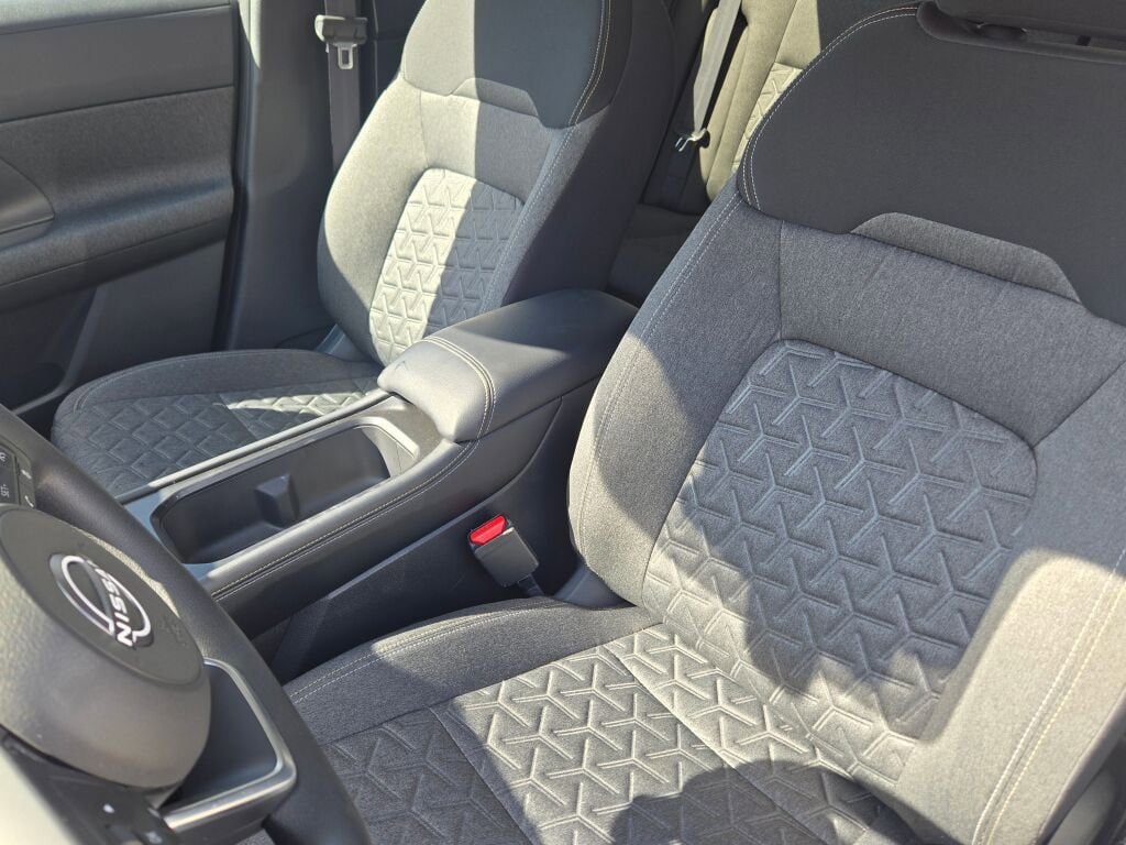 Used 2025 Nissan Kicks SV AWD/4WD image 18