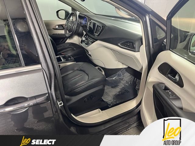 Used 2018 Chrysler Pacifica Touring-L Plus w/ Tire & Wheel Group FWD image 14