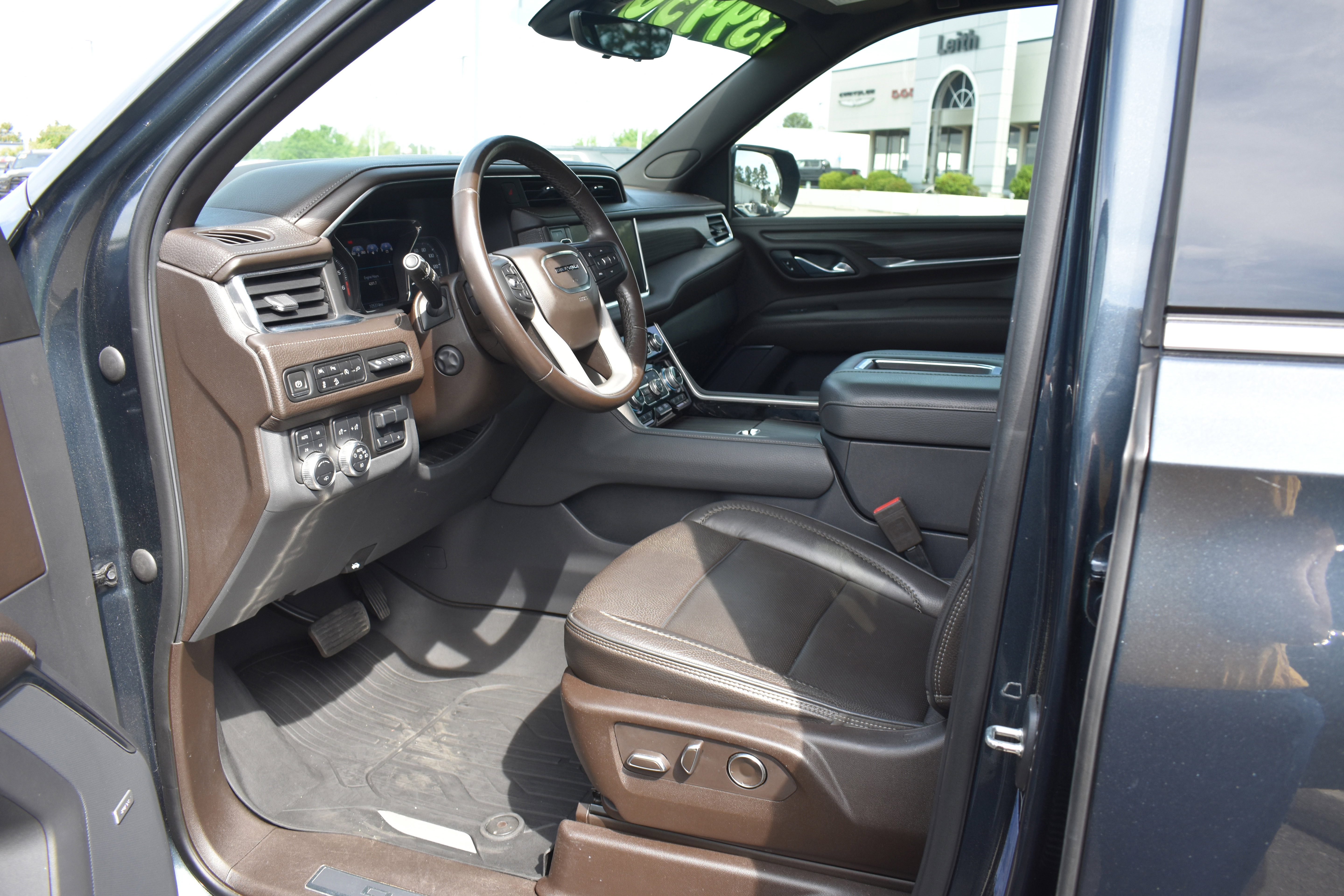 Used 2021 GMC Yukon XL Denali w/ Denali Ultimate Package AWD/4WD image 12