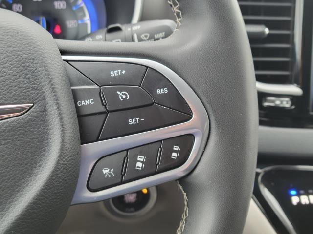 Used 2023 Chrysler Pacifica Touring-L image 14