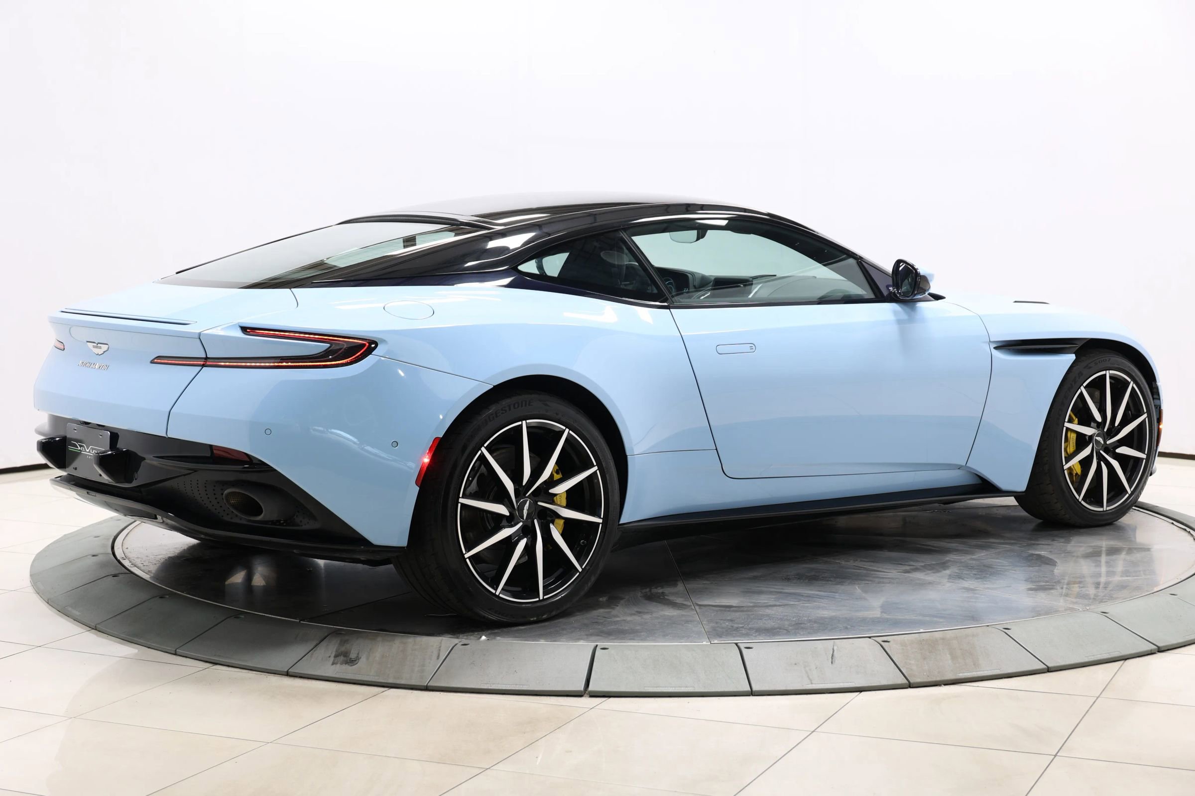 Used 2018 Aston Martin DB11 V12 image 5