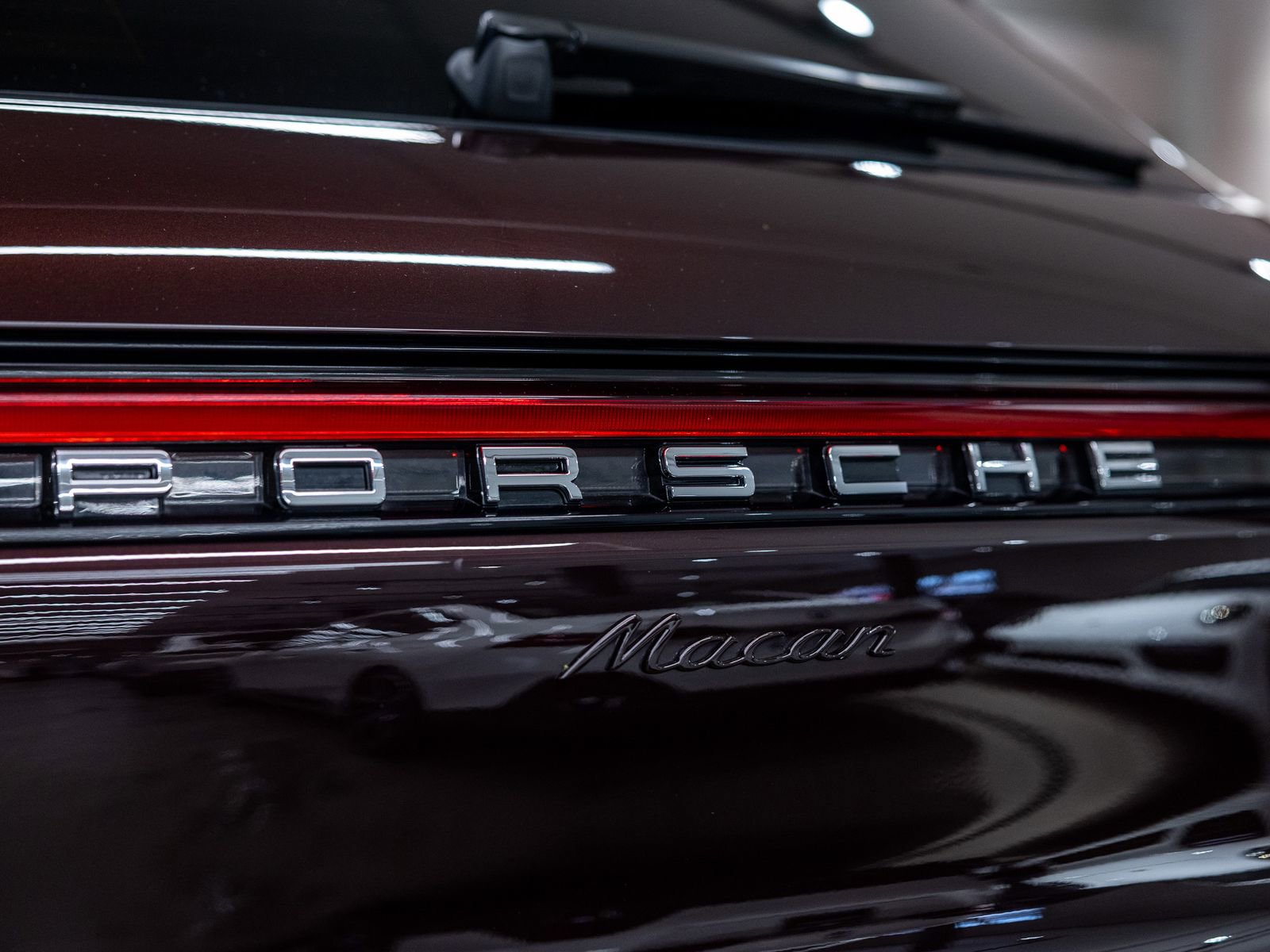 Certified 2024 Porsche Macan AWD/4WD image 23