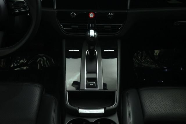 Used 2024 Porsche Macan AWD/4WD image 36