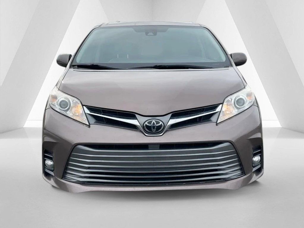 Used 2019 Toyota Sienna XLE image 2