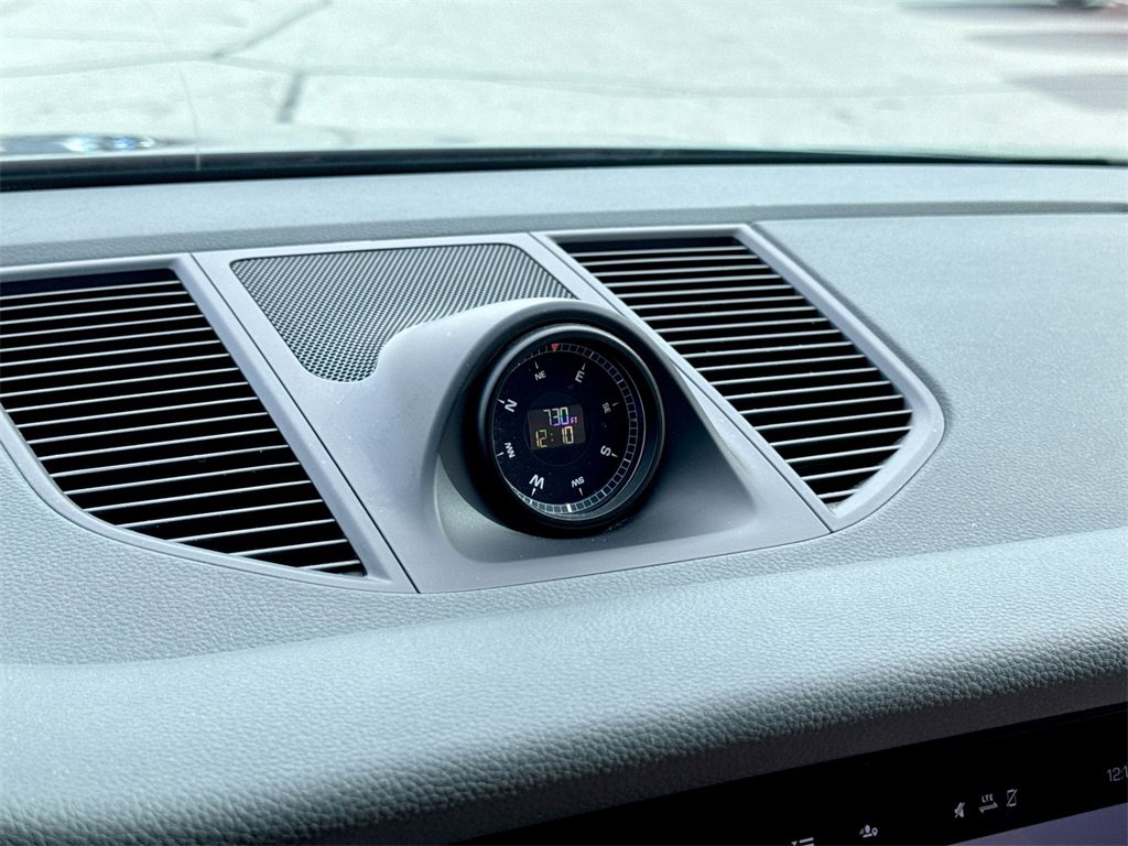 Used 2022 Porsche Macan Base image 17