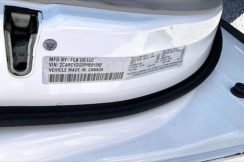 Used 2023 Chrysler Pacifica Limited image 32