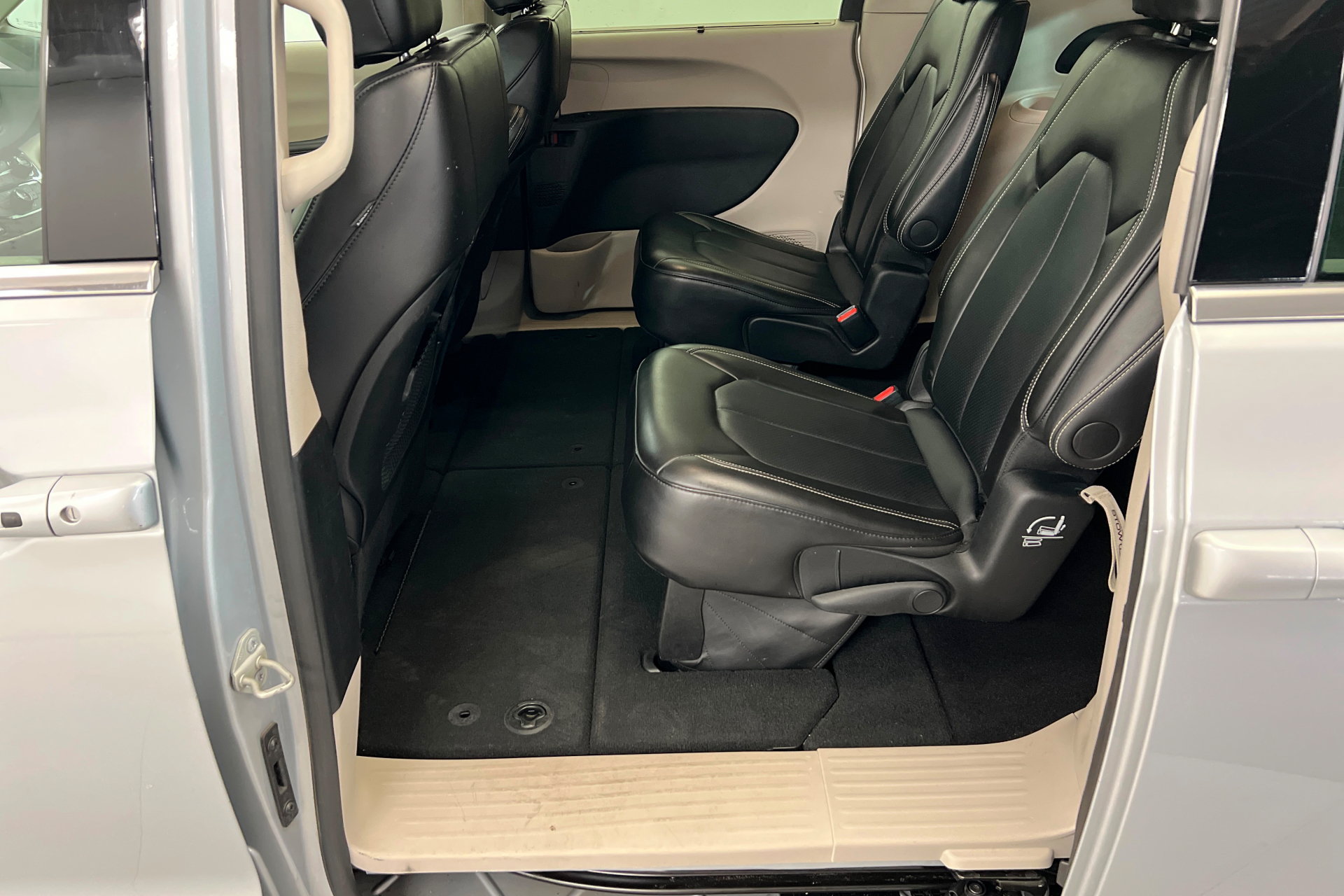 Used 2024 Chrysler Pacifica Touring-L FWD image 20
