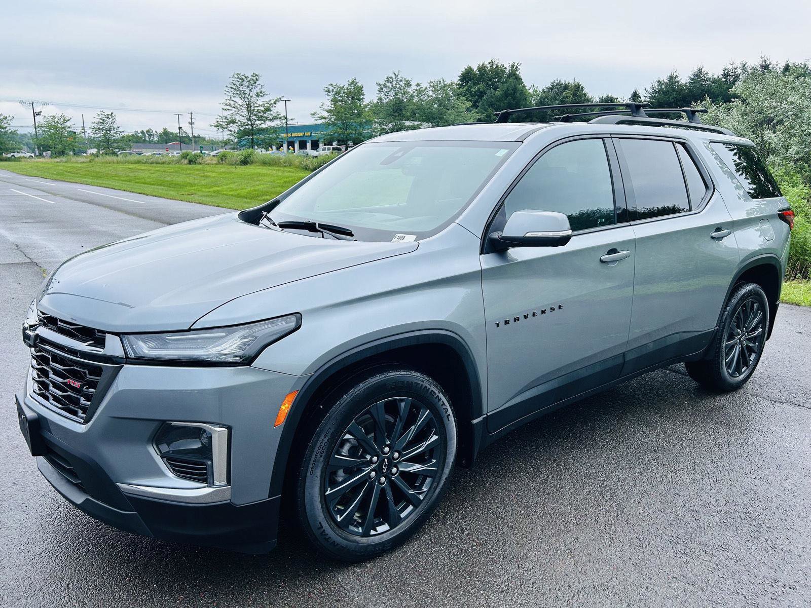 Used 2023 Chevrolet Traverse RS image 2