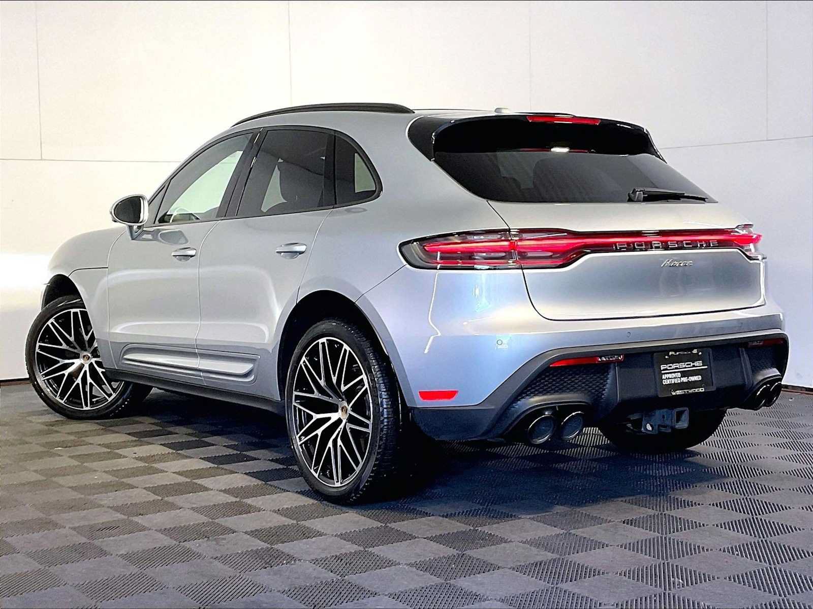 Certified 2023 Porsche Macan AWD/4WD image 3
