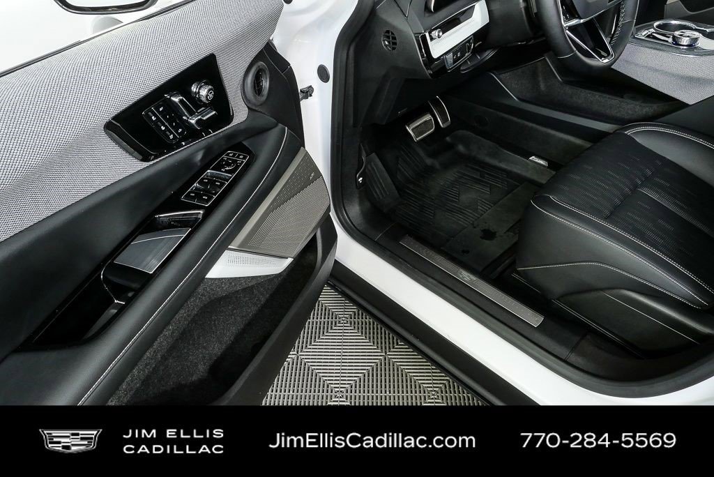 Certified 2025 Cadillac Optiq Luxury 2 w/ LPO, Floor Liner Package AWD/4WD image 9