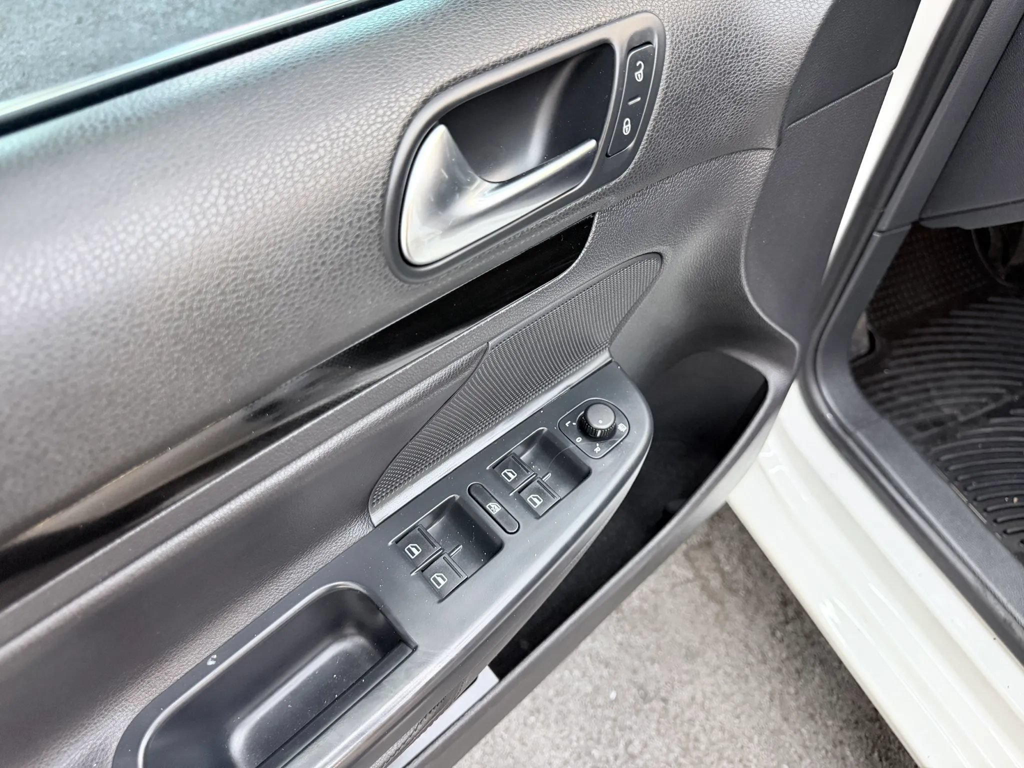 Used 2011 Volkswagen Jetta TDI FWD image 15