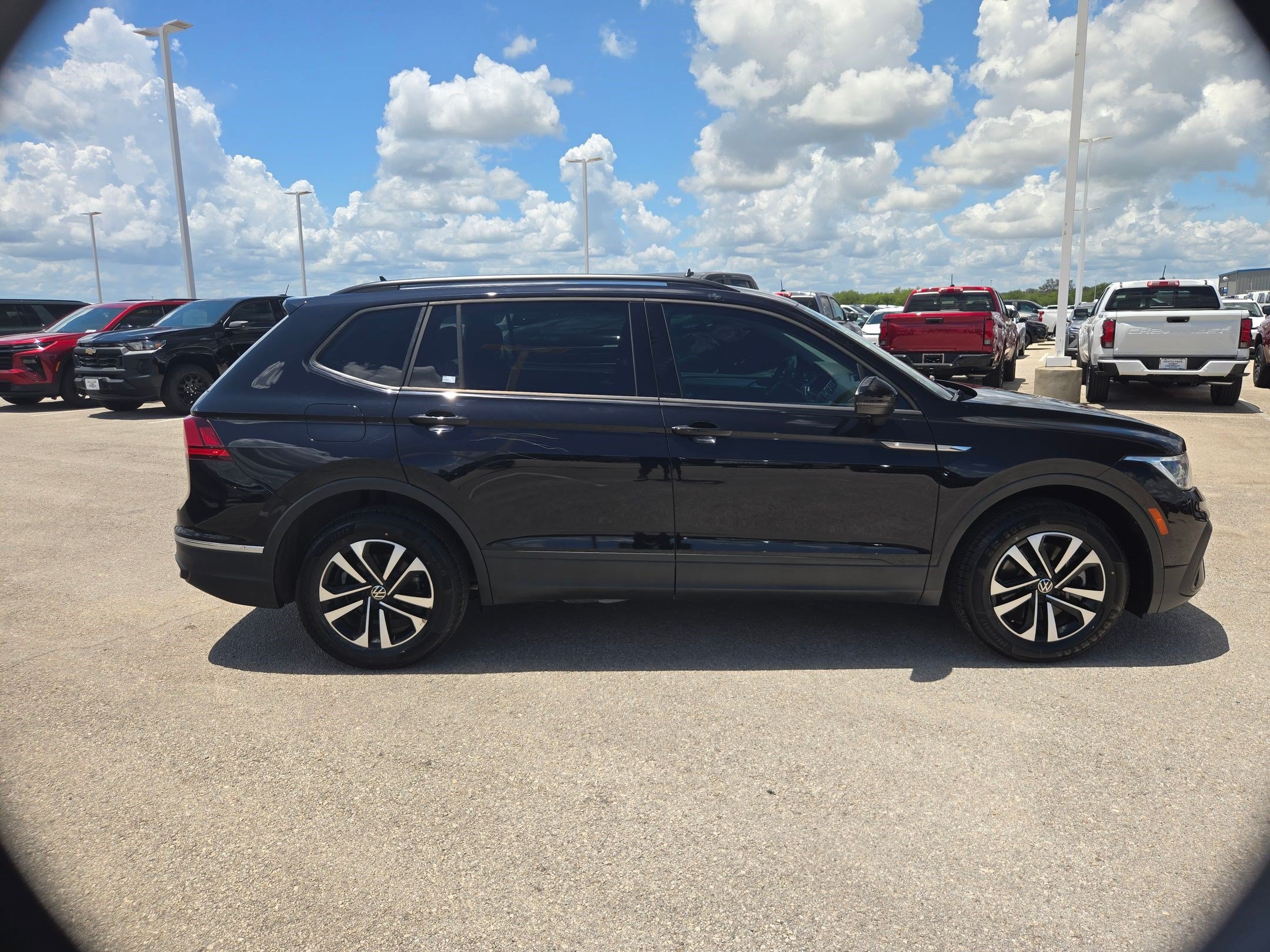 Used 2022 Volkswagen Tiguan S FWD image 2