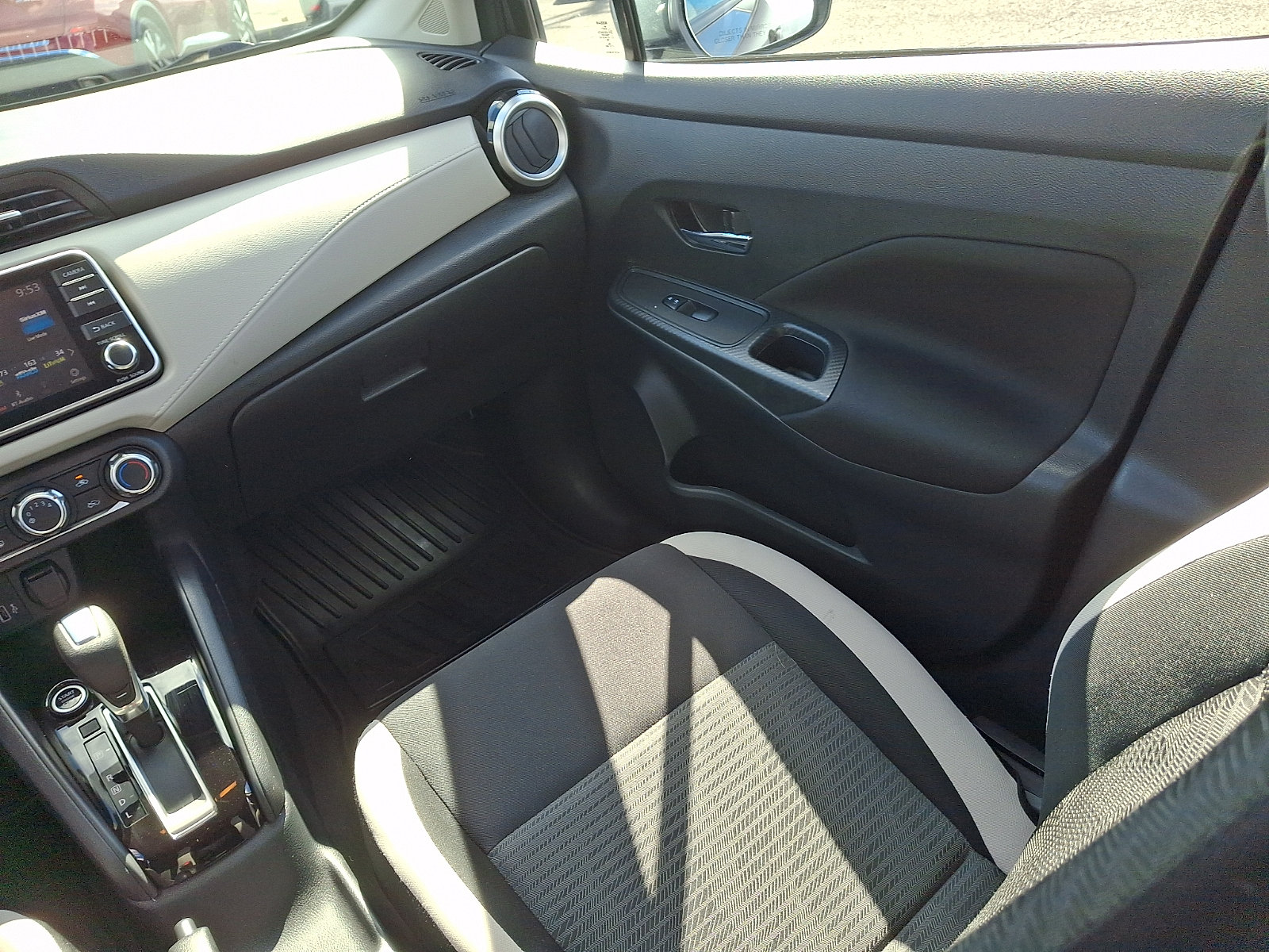 Used 2021 Nissan Versa SV FWD image 12