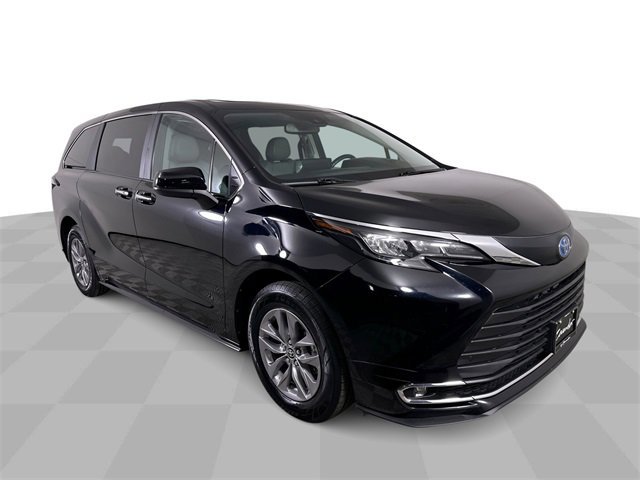 Used 2024 Toyota Sienna XLE image 2