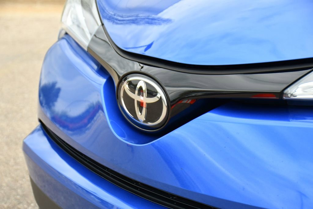 Used 2019 Toyota C-HR XLE FWD image 34