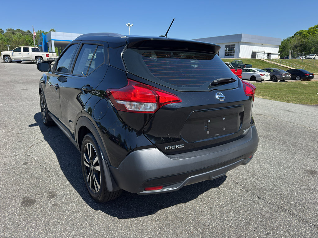 Used 2019 Nissan Kicks SR w/ SR Premium Package FWD image 4