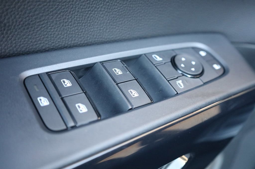 Used 2025 Nissan Pathfinder SV image 37