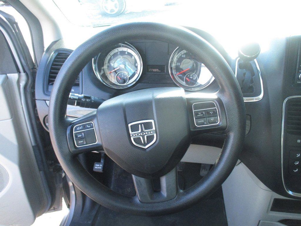 Used 2018 Dodge Grand Caravan SE w/ UConnect Hands-Free Group FWD image 11