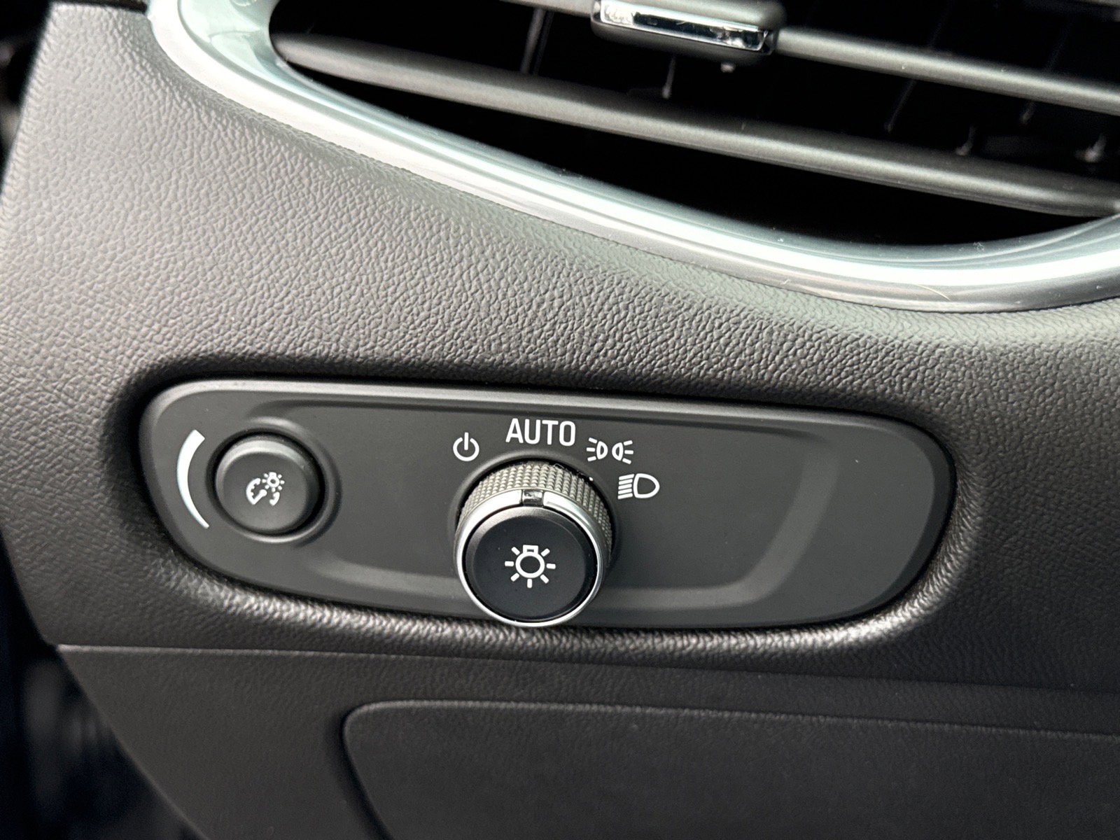 Used 2020 Chevrolet Malibu LT FWD image 23
